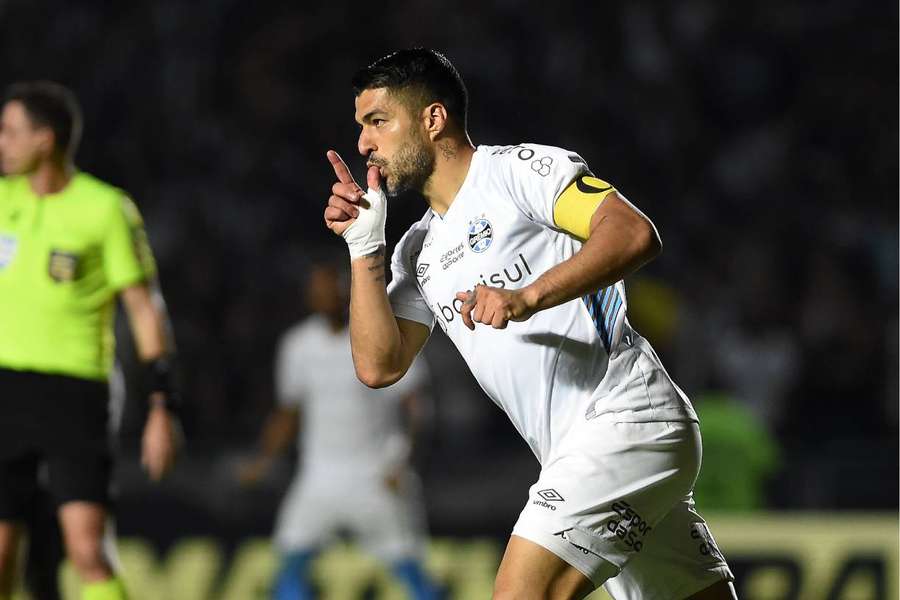 Grémio vira sobre o Botafogo com hat-trick de Suárez e chega na luta pelo título