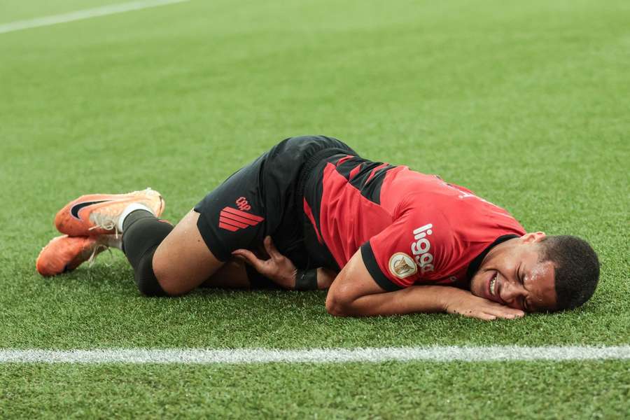 Vitor Roque preocupou torcedores do Athletico-PR na Ligga Arena