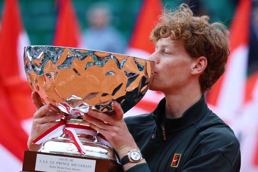 Sinner triumfoval v Monte Carlu, a tím se posunul na první místo žebříčku ATP. Sinner triumfoval v Monte Carlu, a tím se posunul na první místo žebříčku ATP.