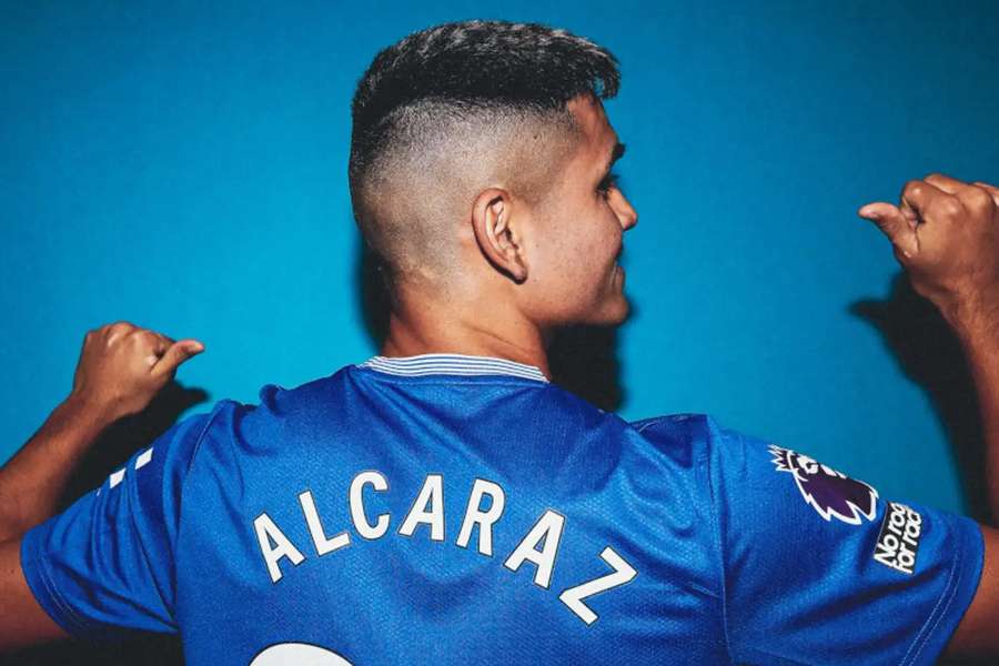 Charly fica na Inglaterra