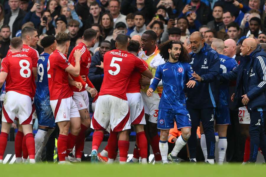 Hromadná strkanice se odehrála při utkání Premier League na začátku října.