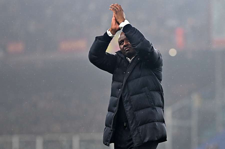 Patrick Vieira applaude i tifosi del Genoa dopo il match contro il Lecce