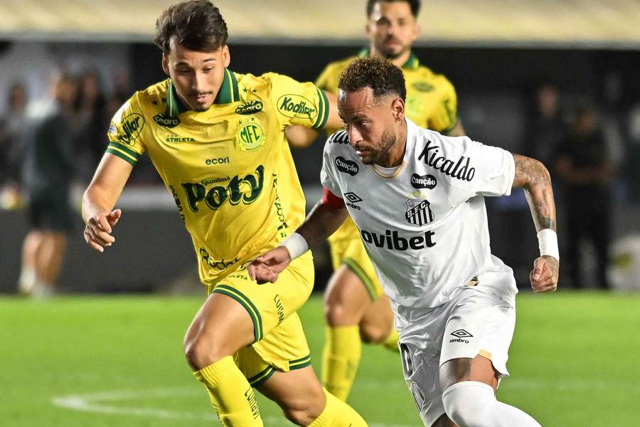 Neymar jogou bem, mas não conseguiu fazer o Santos vencer Neymar jogou bem, mas não conseguiu fazer o Santos vencer