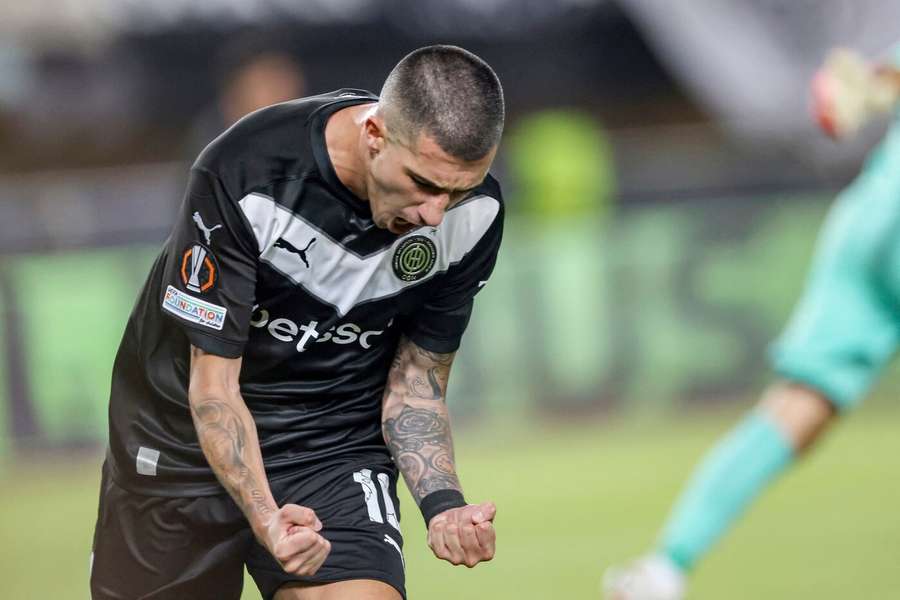 Aitor Cantalapiedra celebrates