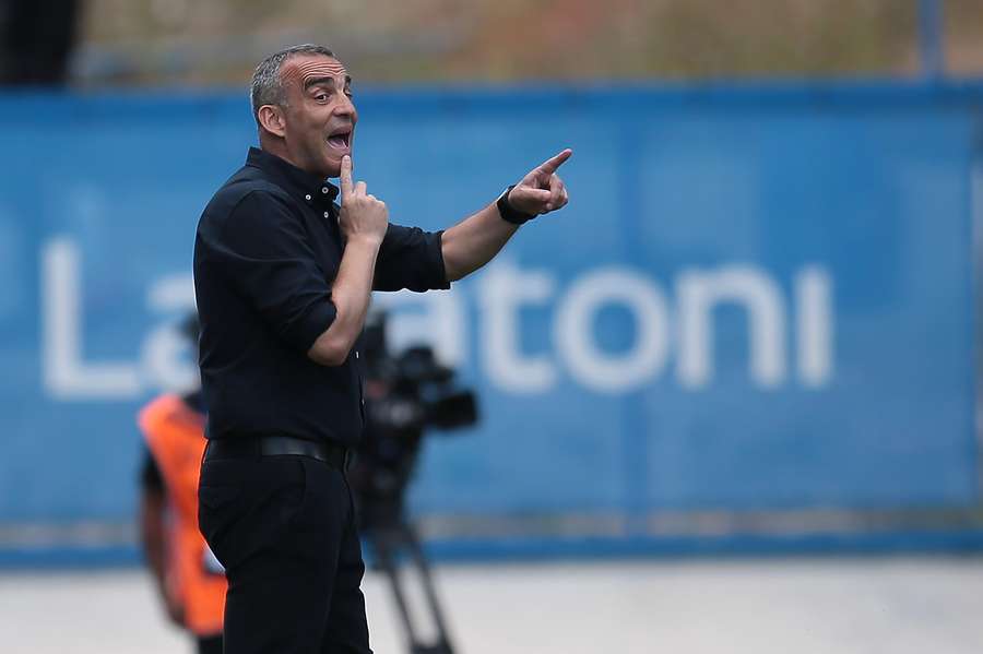 O técnico da formação famalicense acredita que a pressão está mais do lado do FC Porto