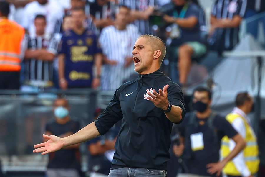 Sylvinho a antrenat-o pe Corinthians în sezonul 2021/22