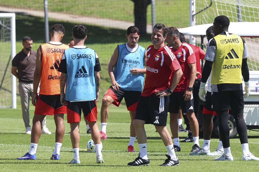 Marco Silva a trabalhar no relvado
