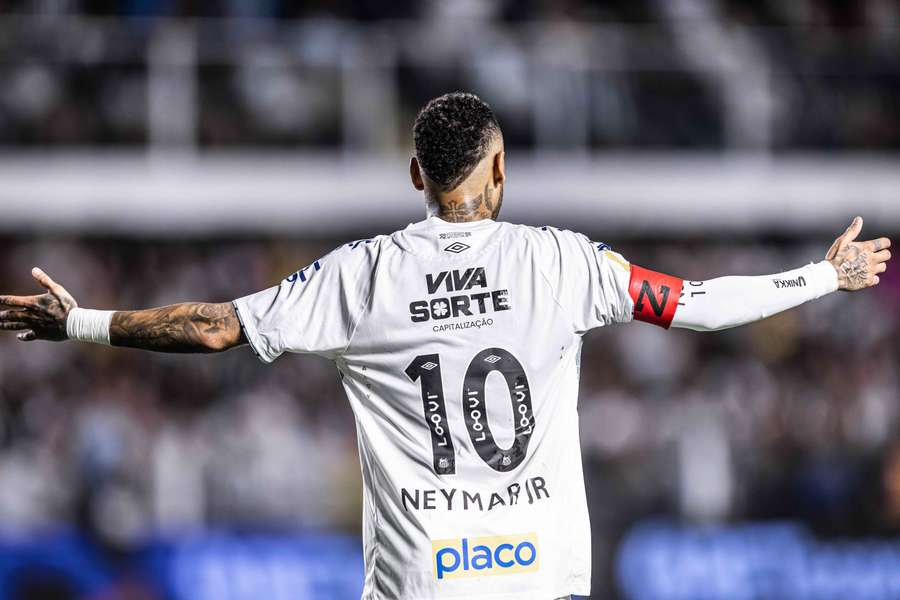 Empate garante Santos de Neymar na próxima fase
