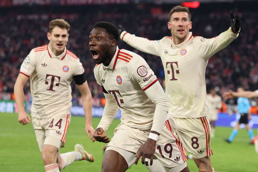 In der Nachspielzeit erzielte Alphonso Davies (M.) den 1:1-Ausgleich