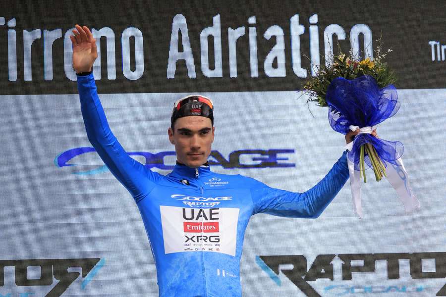 Juan Ayuso con la maglia azzurra di leader