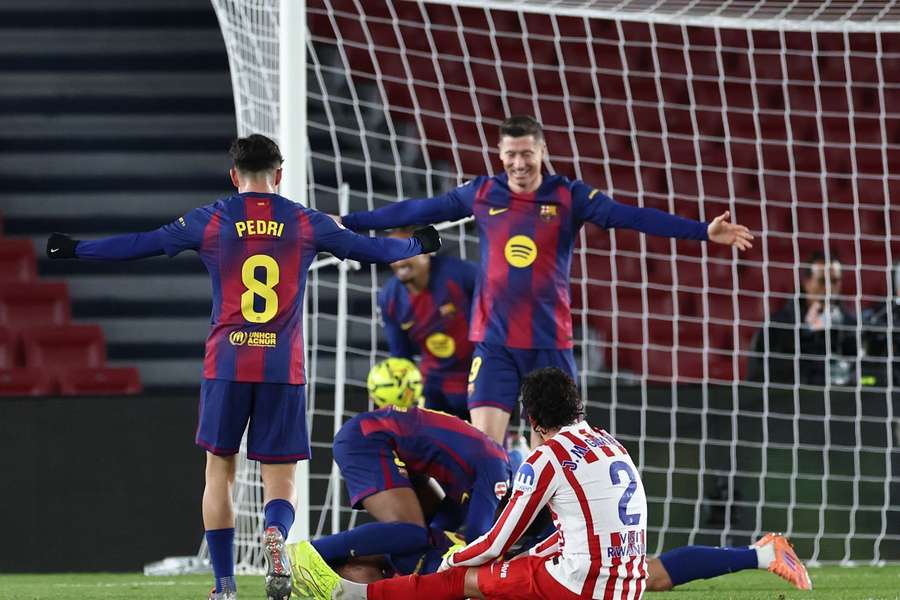 Pedri y Lewandowski celebran el 2-1 de Dani Olmo