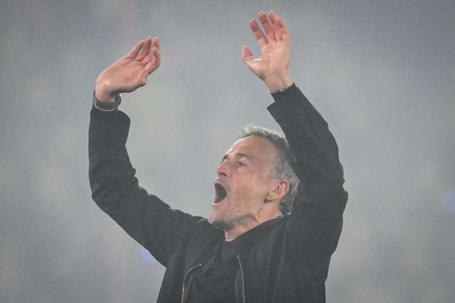 Luis Enrique z PSG slaví vítězství v Lize mistrů proti Arsenalu. Luis Enrique z PSG slaví vítězství v Lize mistrů proti Arsenalu.