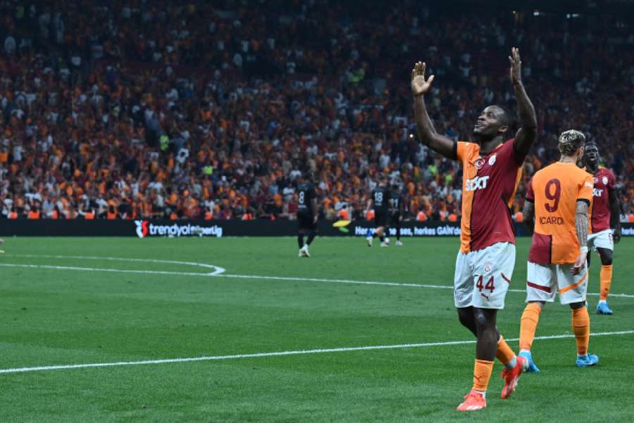 Batshuayi celebrates his late winner for Galatasaray