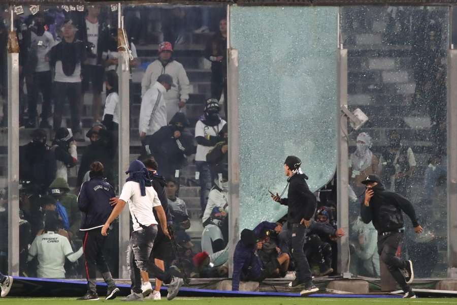 Torcida do Colo-Colo protagonizou confusão em jogo contra Fortaleza