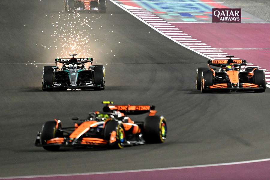 Norris à frente de Piastri e Russell