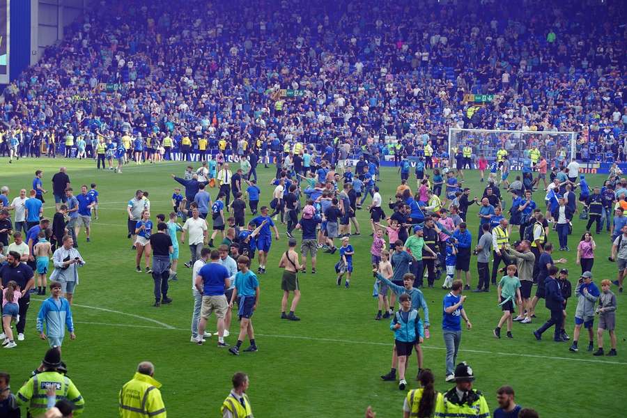 Torcedores do Everton vibram com permanência na Premier League