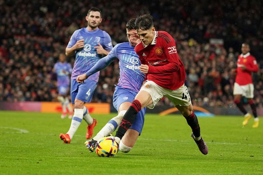 Manchester United's Alejandro Garnacho in duel met Bournemouth's Chris Mepham tijdens de eerdere ontmoeting dit seizoen op 3 januari