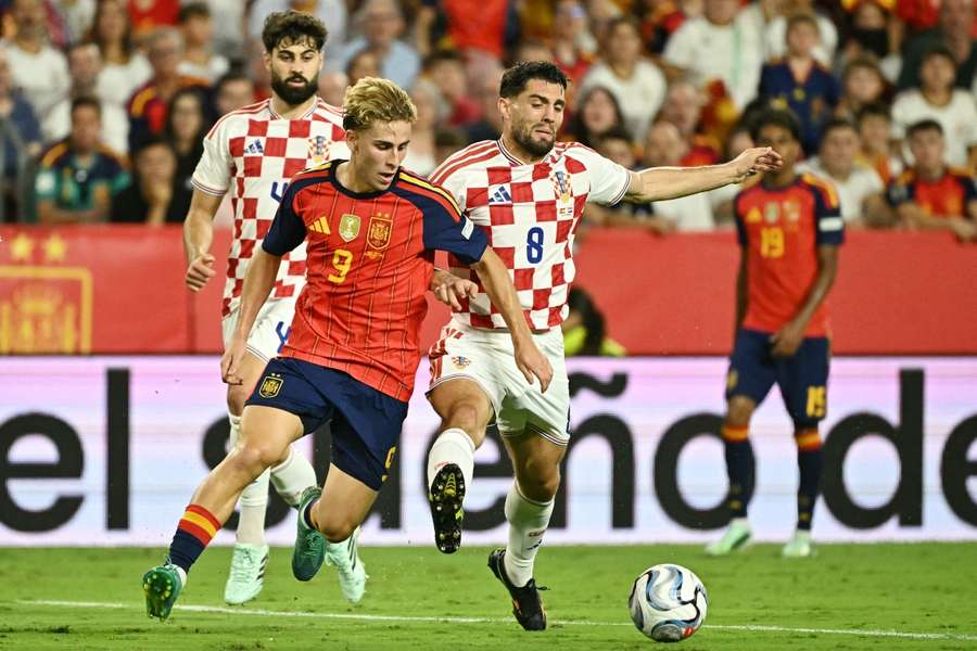 Fermín, ante Kovacic en el España-Croacia disputado en Sevilla