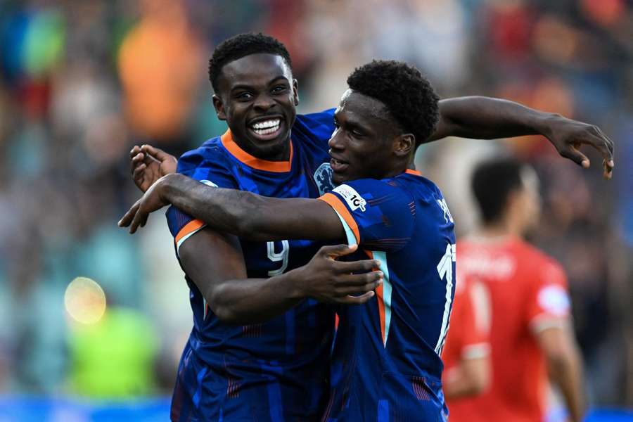 Střídající Ernest Poku (vpravo) poslal nizozemskou reprezentaci do 21 let do semifinále Eura.
