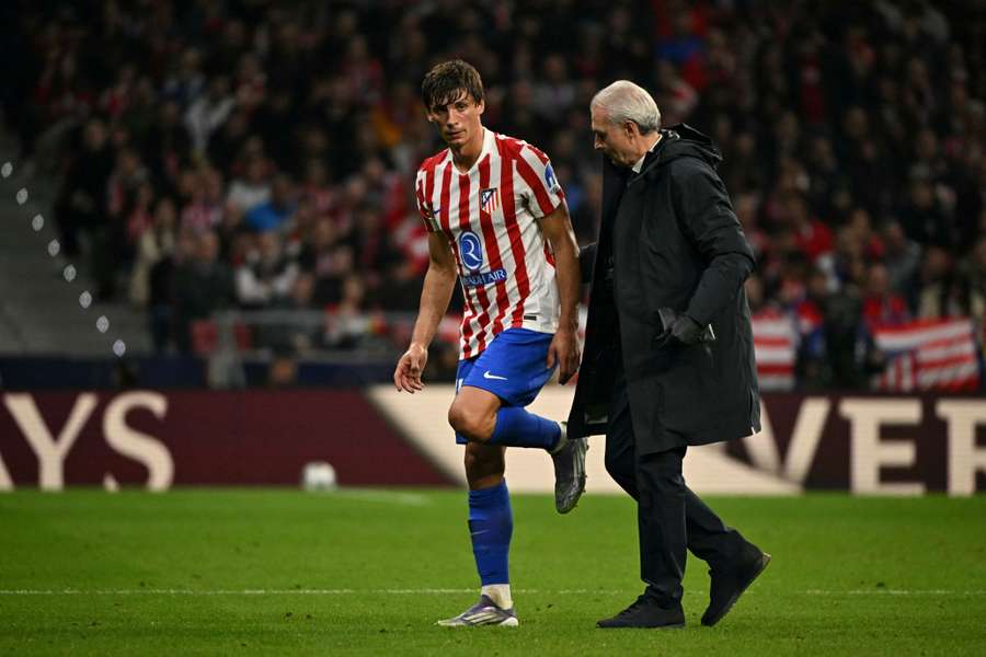 Le Normand se marcha del campo junto al doctor del Atlético de Madrid Le Normand se marcha del campo junto al doctor del Atlético de Madrid