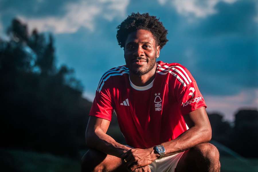 Ola Aina oficializado como reforço do Nottingham Forest