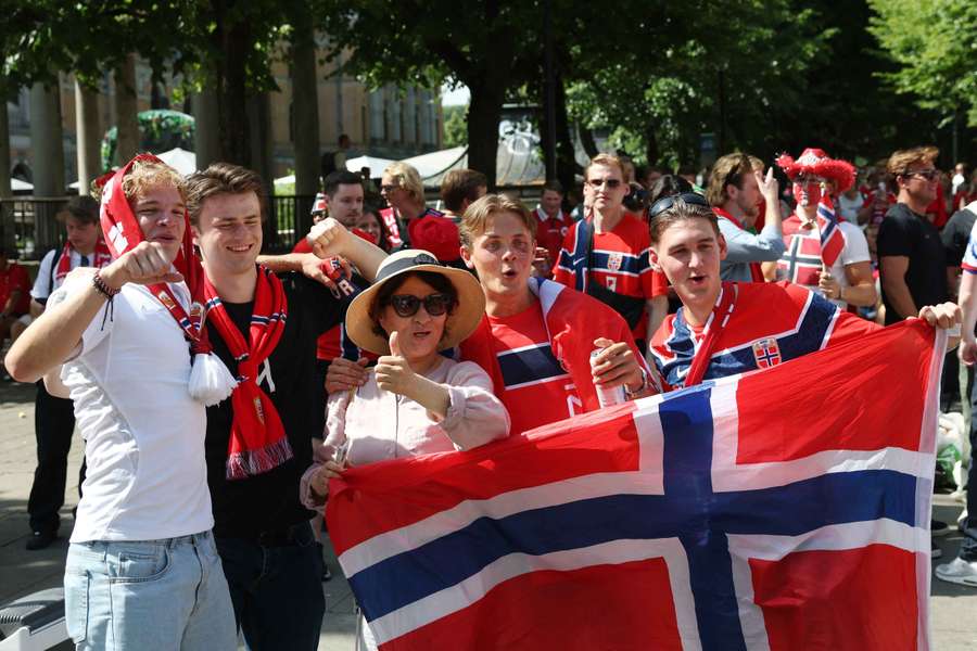 Norwegia przed ćwierćfinałowym meczem z Anglią: kolejki od świtu i zakład Kościołów