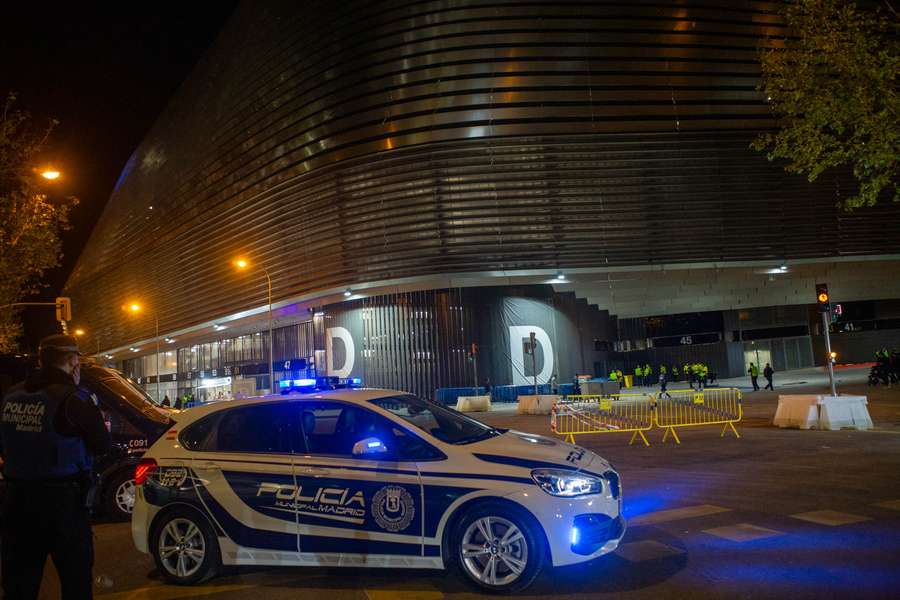 O Bernabéu blindado pela polícia.