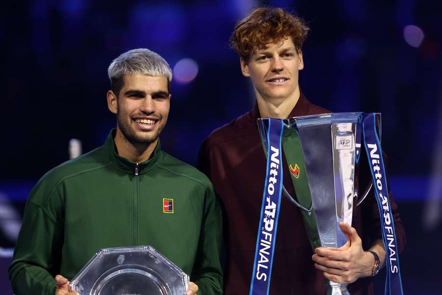 Carlos Alcaraz i Jannik Sinner podczas ceremonii po zakończeniu ATP Finals