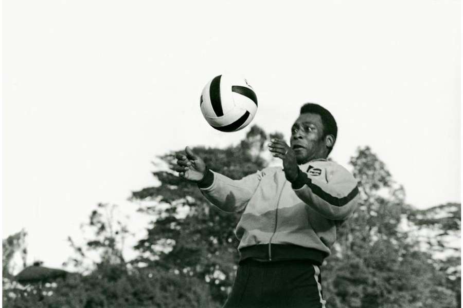 Pelé, o rei do futebol, enviou suas condolências ao povo da Indonésia