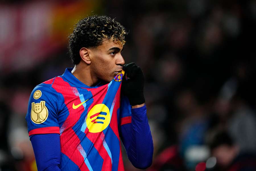 Lamine Yamal besa el escudo del Barça tras marcar el primer gol en Albacete