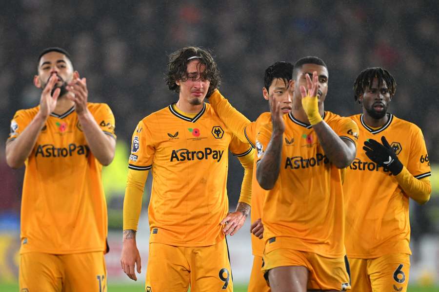 Fábio Silva e os colegas de equipa do Wolves desanimados após a derrota com o Sheffield United