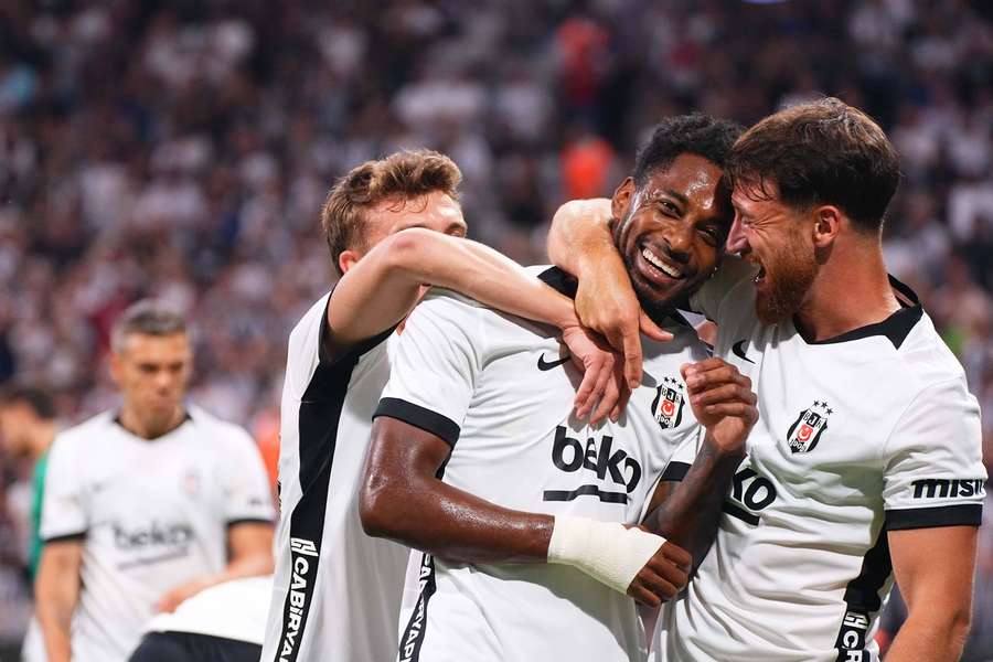 Besiktas feiert das zweite Tor durch Murillo (m.) Besiktas feiert das zweite Tor durch Murillo (m.)