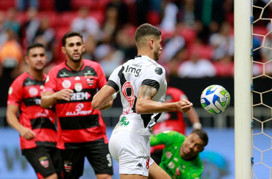 Pedro Raul estufa o peito para marcar o segundo do Vasco