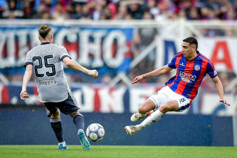 Insaurralde, a la derecha, se lanza a por todo frente a Ascacibar Insaurralde, a la derecha, se lanza a por todo frente a Ascacibar
