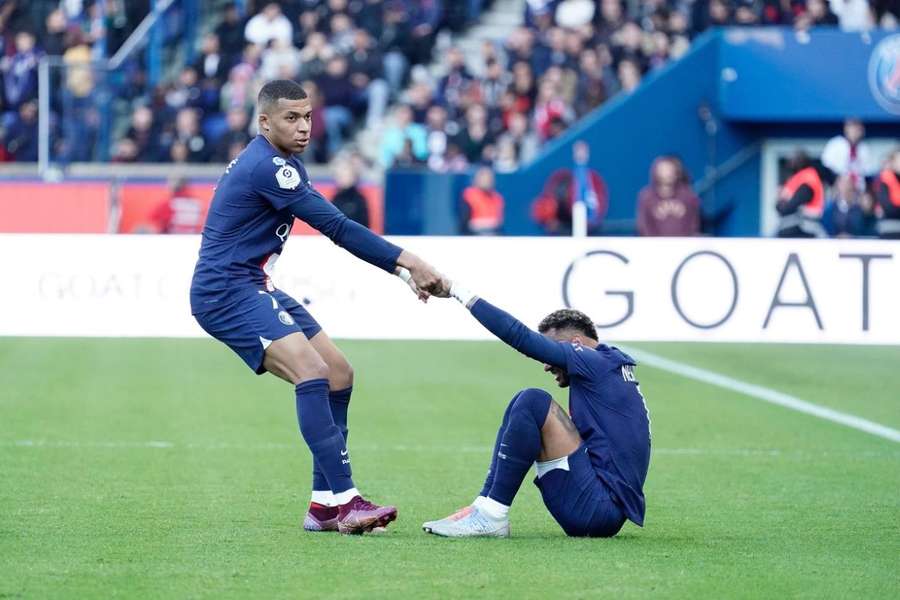 Neymar, ajutat sa se ridice de Mbappe