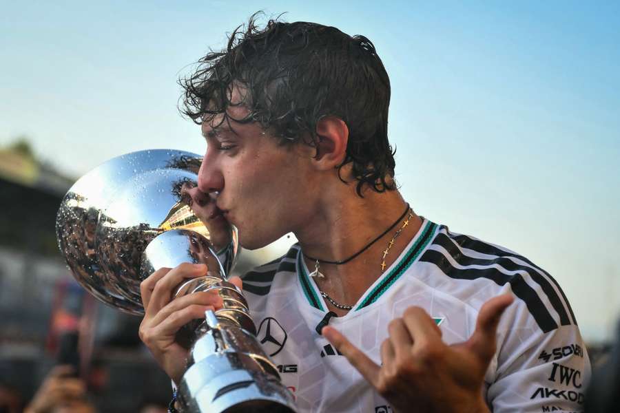 Kimi Antonelli beija a taça