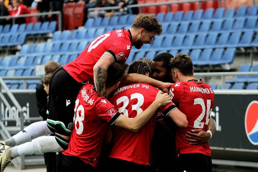 Hannover 96 II feiert den Aufstieg in die 3. Liga.