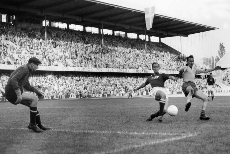 Hamrin (R) battles for the ball at the 1958 World Cup