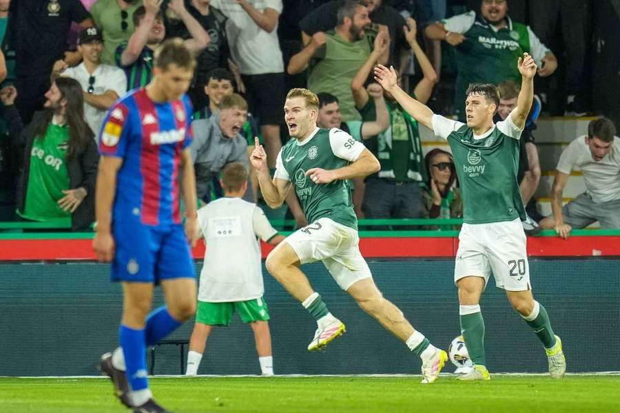 Chris Cadden cieszy się z gola dla Hibernianu