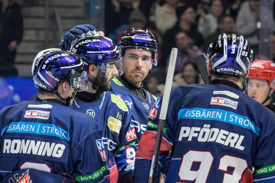 Eisbären-Doppelpacker Liam Kirk (M.) wird von seinen Mitspielern geherzt
