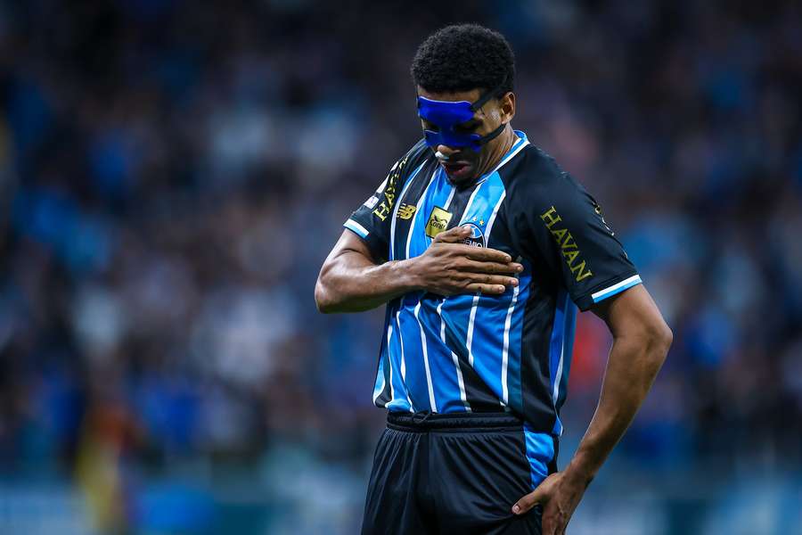 Wallace durante Grenal na Arena do Grêmio