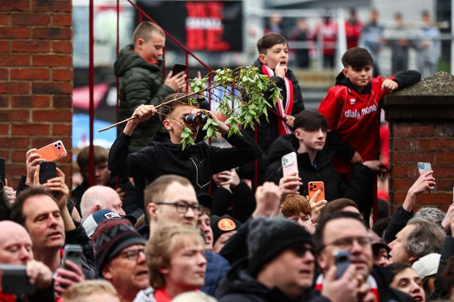 Die Fans machen sich über den Spionagevorfall lustig.