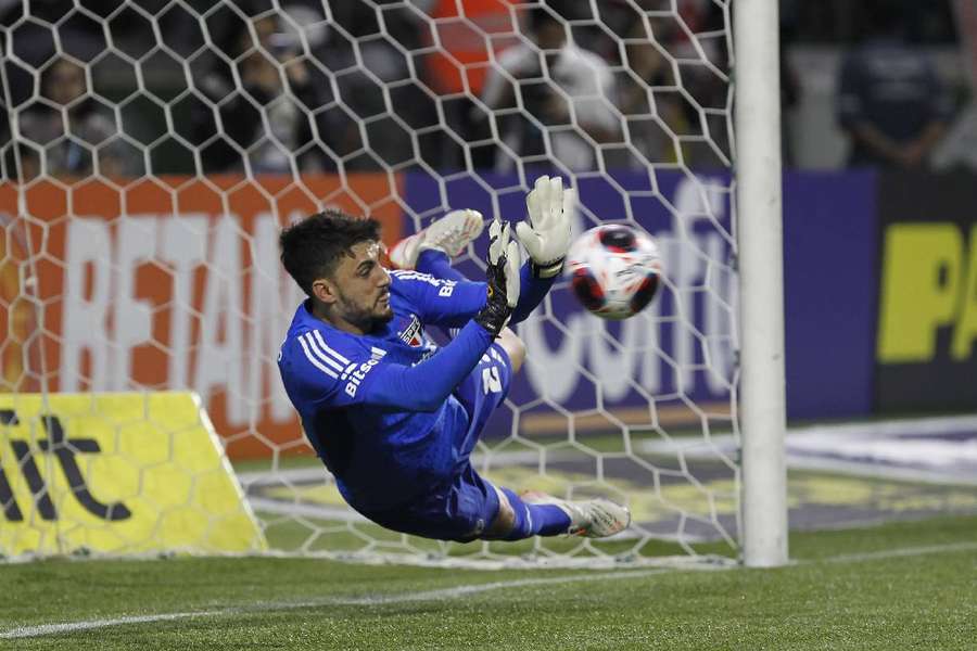 Rafael defendeu pênalti que manteve o São Paulo na disputa