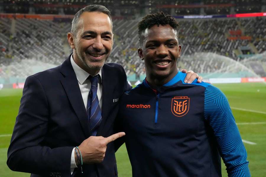 Encontro de Djorkaeffs: atacante equatoriano conhece ídolo francês no Catar