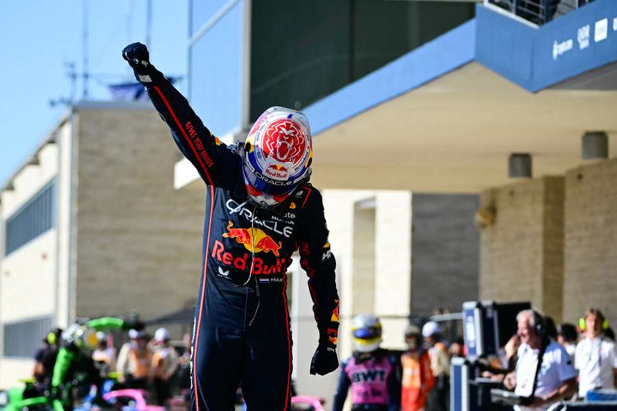 Max Verstappen slaví triumf ve Velké ceně USA.