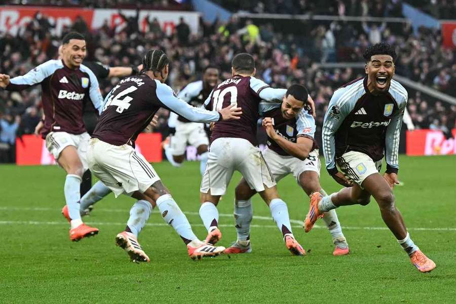 Los jugadores del Villa celebran tras su segundo gol Los jugadores del Villa celebran tras su segundo gol
