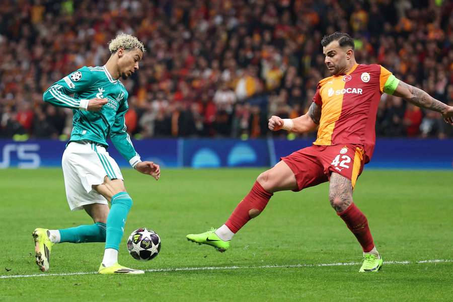 Hugo Ekitiké em ação diante do Galatasaray Hugo Ekitiké em ação diante do Galatasaray