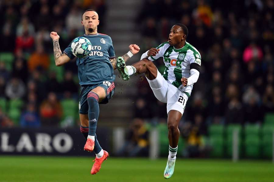 Neraysho Kasanwirjo (rechts) in duel met Quilindschy Hartman van Feyenoord