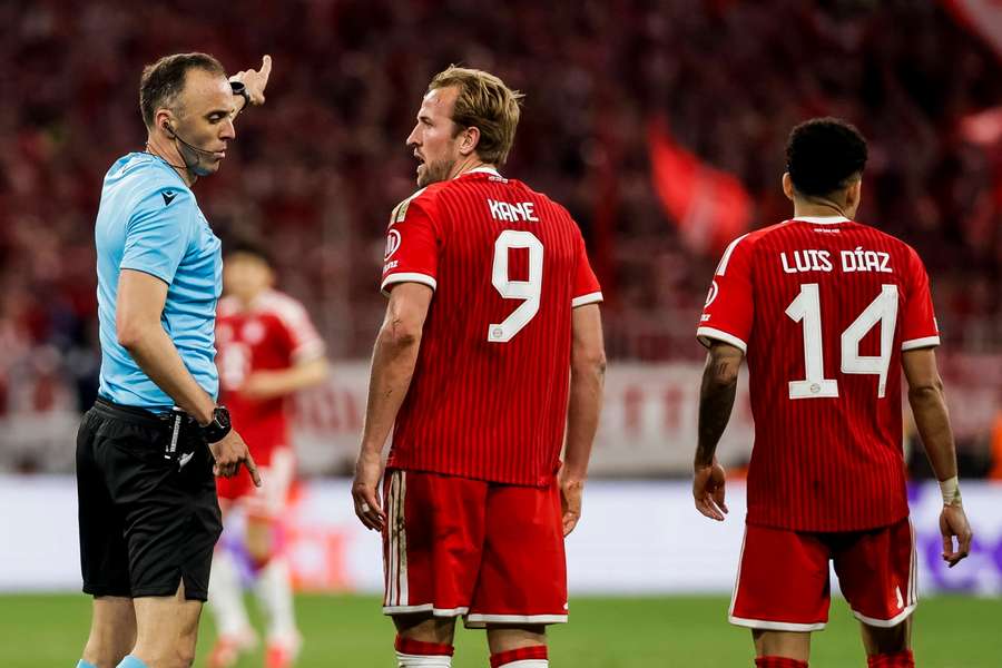 João Pinheiro com Harry Kane e Luis Díaz no Bayern Munique-PSG