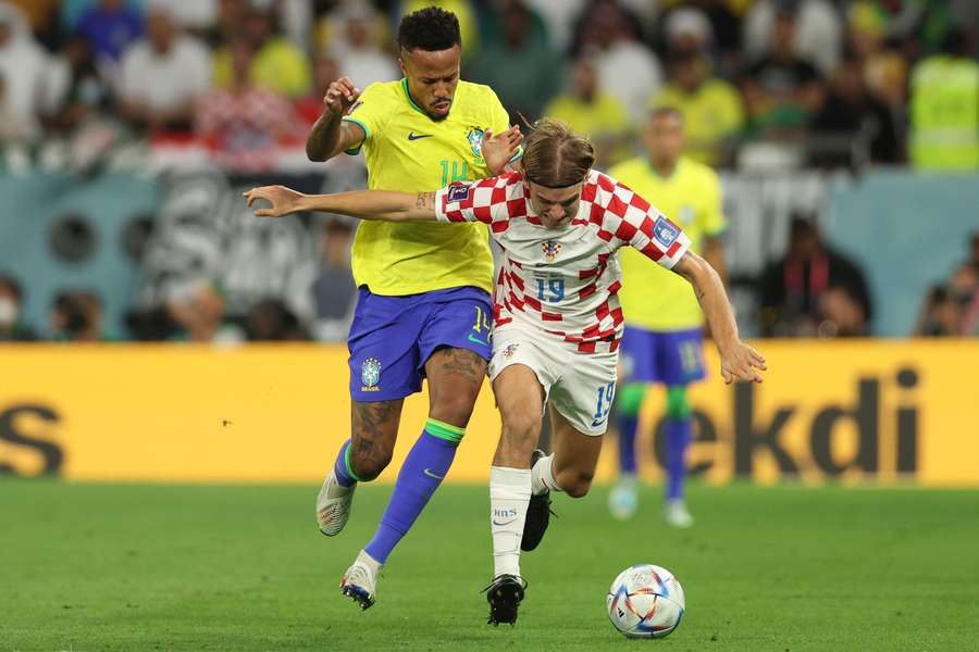 Zweikämpfe bestimmen die erste Halbzeit zwischen Kroatien und Brasilien.